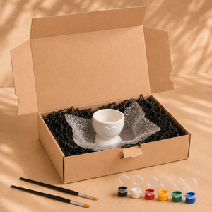 Lieferumfang des Deko-Bechers mit Herz zum Bemalen mit Farben, Pinseln und Verpackung