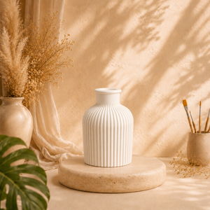 Weiße Rillenvase aus Keramik-Gips zum Bemalen auf dekorativem Podest
