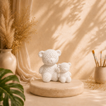 Zwei weiße Teddyfiguren aus Keramik-Gips zum Bemalen auf dekorativem Podest