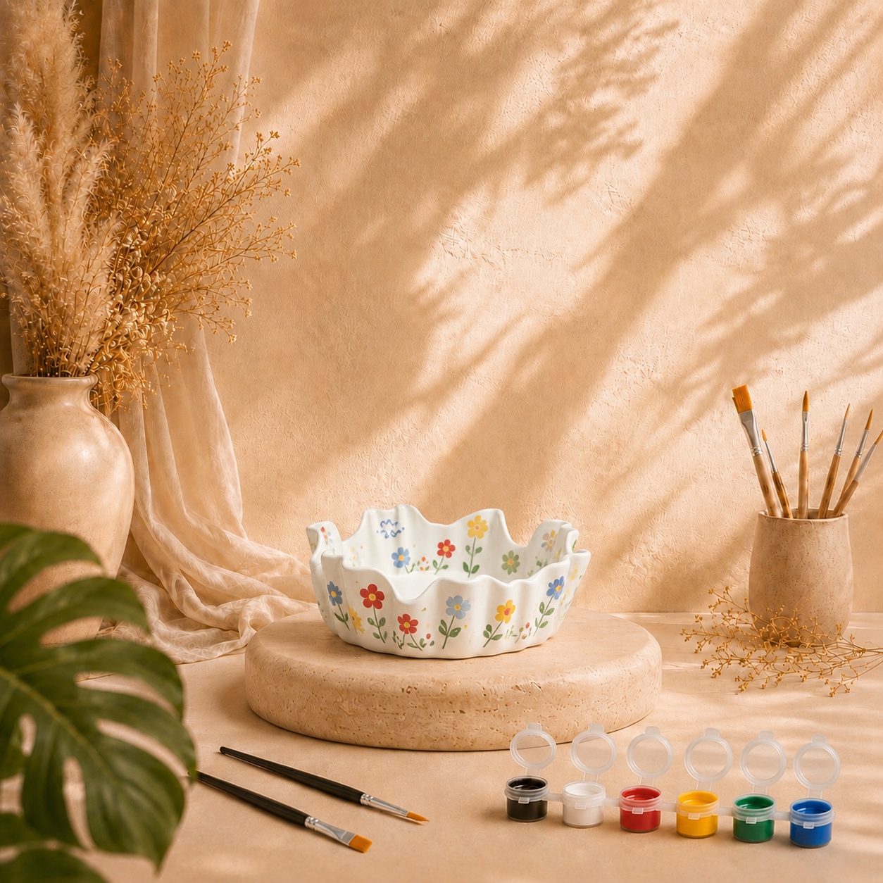 Bemalte Blütenschale als DIY Keramik-Gips-Set mit Farben und Pinseln