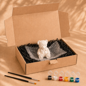 Lieferumfang des Teddys mit Schleife zum Bemalen mit Farben, Pinseln und Verpackung