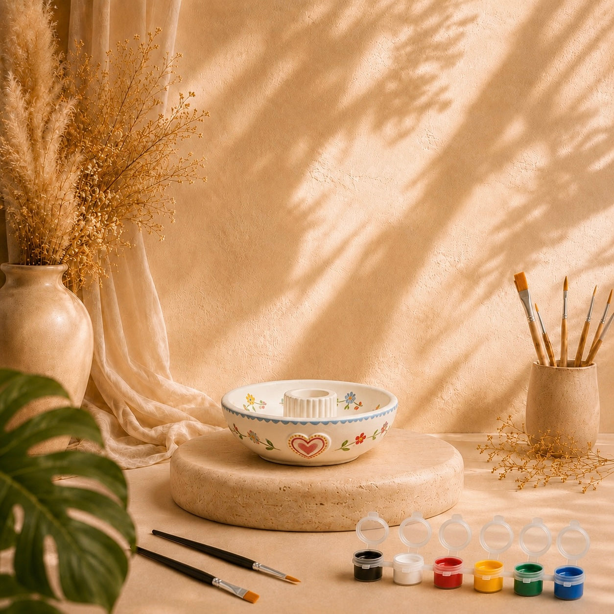 Bemalte Herzschale mit Kerzenhalter als DIY Keramik-Gips-Set mit Farben und Pinseln