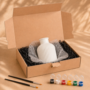 Lieferumfang der Rillenvase zum Bemalen mit Farben, Pinseln und Verpackung