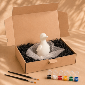 Lieferumfang der Ente zum Bemalen mit Farben, Pinseln und Verpackung
